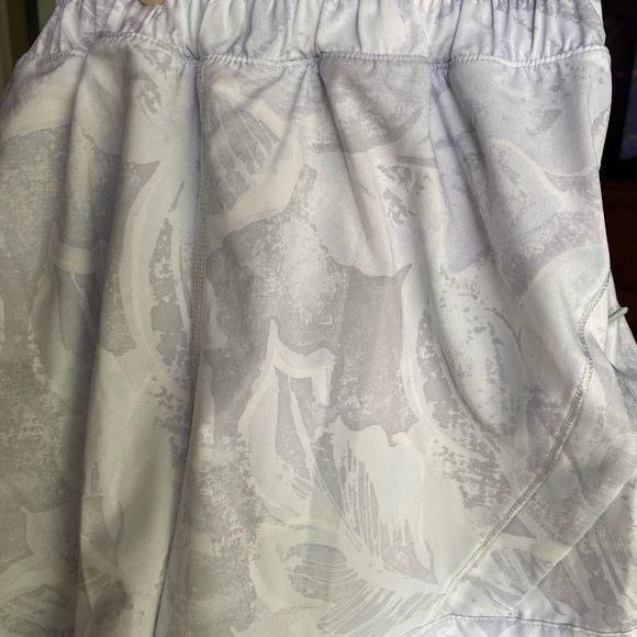 Lululemon silver grey botanical print shorts - Picture 4 of 11